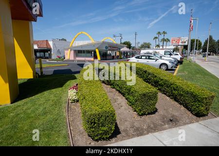 Außenansicht des ältesten verbliebenen McDonald's in Downey, Kalifornien, außerhalb von Los Angeles, gesehen am Dienstag, 10. Mai 2022. Stockfoto