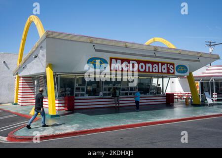 Außenansicht des ältesten verbliebenen McDonald's in Downey, Kalifornien, außerhalb von Los Angeles, gesehen am Dienstag, 10. Mai 2022. Stockfoto