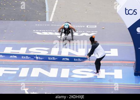 Susannah Scaroni von der US-Siegerin mit dem 1.. Platz in der Women Wheelchair Division überquert die Ziellinie beim 51. TCS NYC Marathon im Central Park Stockfoto