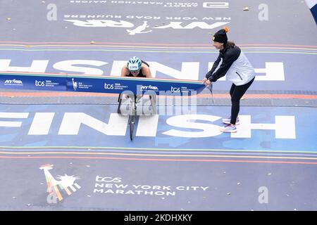 Susannah Scaroni von der US-Siegerin mit dem 1.. Platz in der Women Wheelchair Division überquert die Ziellinie beim 51. TCS NYC Marathon im Central Park Stockfoto