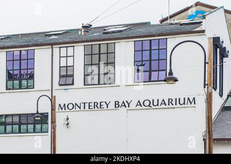 Monterey, Kalifornien, USA - 30. Oktober 2022. Monterey Bay Aquarium, gelegen am Meeresrand in der historischen Cannery Row. Stockfoto
