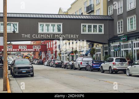 Monterey, Kalifornien, USA - 30. Oktober 2022. Die historische Cannery Row, Monterey, Kaliforniens Premierdestination für großartige Hotels, Einkaufsmöglichkeiten und Restaurants Stockfoto