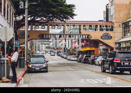 Monterey, Kalifornien, USA - 30. Oktober 2022. Historische Cannery Row in Downtown Monterey City, Kalifornien, Blick auf die Straße Stockfoto