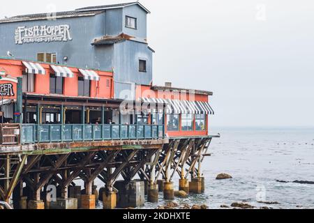 Monterey, Kalifornien, USA - 30. Oktober 2022. Das Fish Hopper, Meeresfrüchte- und Steaks-Restaurant, ist nur wenige Gehminuten vom Monterey Bay Aquarium entfernt Stockfoto