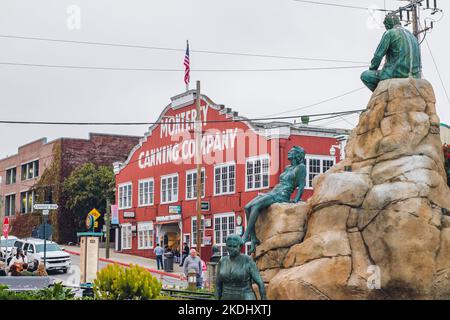 Monterey, Kalifornien, USA - 30. Oktober 2022. Monterey Canning Company auf einer historischen Cannery Row in der Innenstadt von Monterey, Blick vom Steibeck Plaza Stockfoto