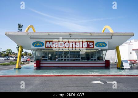 Vorderansicht des ältesten verbliebenen McDonald's Restaurants in Downey, Kalifornien, außerhalb von Los Angeles, gesehen am Dienstag, 10. Mai 2022. Stockfoto