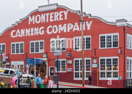 Monterey, Kalifornien, USA - 30. Oktober 2022. Monterey Canning Company in einer historischen Cannery Row, im Stadtzentrum von Monterey, Kalifornien Stockfoto