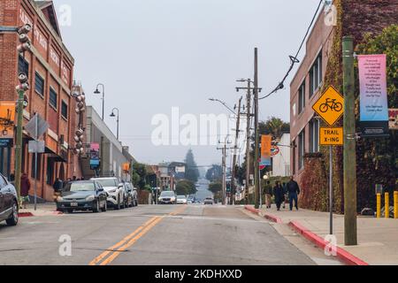 Monterey, Kalifornien, USA - 30. Oktober 2022. Monterey, Kalifornien. Blick auf die Straße, Architektur, Verkehr, Menschen Stockfoto