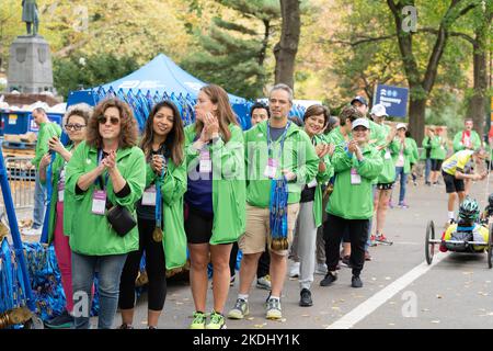 New York, USA. 06.. November 2022. Freiwillige helfen den Finishern des 51. TCS NYC Marathons mit ihren Medaillen im Central Park in New York am 6. November 2022. Das für die Saison unwetterbare heiße und feuchte Wetter beeinflusste viele Läufer und schuf ungesunde Bedingungen. (Foto von Lev Radin/Sipa USA) Quelle: SIPA USA/Alamy Live News Stockfoto