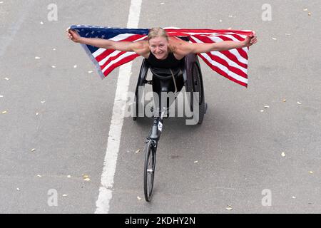 New York, USA. 06.. November 2022. Susannah Scaroni von der US-Siegerin des 1.. Platzes in der Women Wheelchair Division posiert beim 51.. TCS NYC Marathon im Central Park in New York am 6. November 2022. Für den Marathon lief sie 1:42:43 Stunden. Das für die Saison unwetterbare heiße und feuchte Wetter beeinflusste viele Läufer und schuf ungesunde Bedingungen. (Foto von Lev Radin/Sipa USA) Quelle: SIPA USA/Alamy Live News Stockfoto
