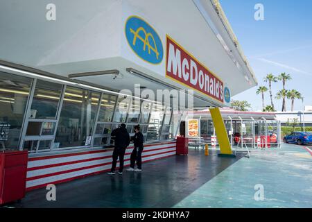 Außenansicht des ältesten verbliebenen McDonald's in Downey, Kalifornien, außerhalb von Los Angeles, gesehen am Dienstag, 10. Mai 2022. Stockfoto