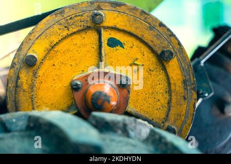 Nahaufnahme des Traktors mit Rollen-Rückstand. Alte Landmaschinen Stockfoto