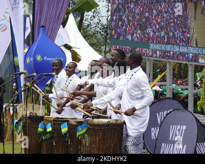 Kinigi, Ruanda 2.. September 2022 Musiker schlugen ihre Trommeln bei der jährlichen ruandischen Baby Gorilla Naming Ceremony the18. ÒKwita IzinaÓ Stockfoto