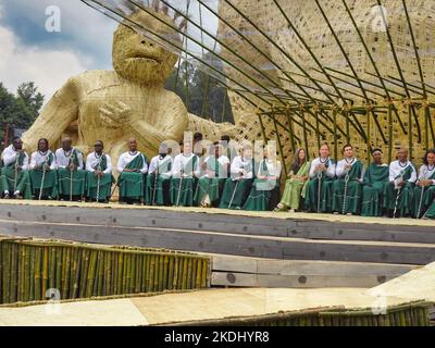 Kinigi, Ruanda 2.. September 2022 Prominente Gäste saßen vor der Namensgebung eines Baby Gorilla bei der jährlichen ruandischen Baby Gorilla Namensgebung 18. ÒKwita IzinaÓ Stockfoto