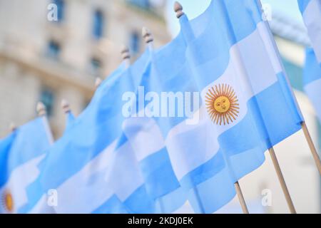 Reihe argentinischer Nationalflaggen, die im Freien wehen, patriotisches Symbol Argentiniens in einer Straße in Buenos Aires. Stockfoto