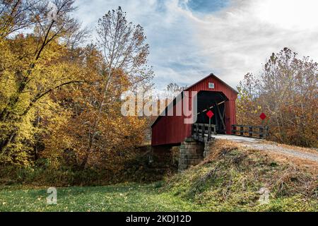 Marietta, Ohio, USA-Okt. 25, 2022: Landschaft der Hune Covered Bridge, eine lange, einspannige Brücke, die 1879 über dem Little Muskingum River an erbaut wurde Stockfoto