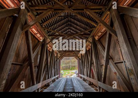 Marietta, Ohio, USA-Okt. 25, 2022: Das Innere der historischen hölzernen Hune Covered Bridge wurde 1879 erbaut und 1998 restauriert. Stockfoto