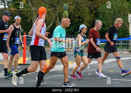 New York, USA. 6.. November 2022. Läufer Moshe Lederfien aus Israel läuft beim TCS New York City Marathon mit einer Ananas auf dem Kopf. Kredit: Enrique Shore/Alamy Live Nachrichten Stockfoto