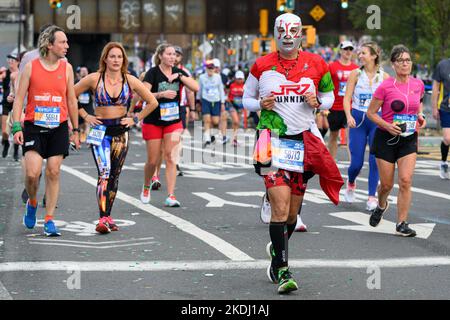 New York, USA. 6.. November 2022. Der aus Mexiko stammende Läufer Manuel Trejo läuft beim TCS New York City Marathon mit einer Silbermaske, die typisch für einen berühmten mexikanischen Wrestler ist. Kredit: Enrique Shore/Alamy Live Nachrichten Stockfoto