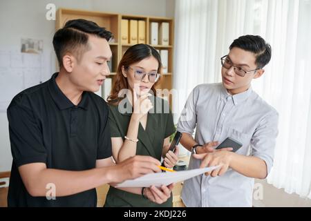 Team junger Architekten diskutiert Ideen für neues Projekt Stockfoto