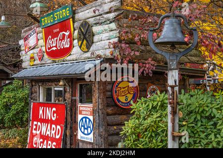 Black Bear Creek Antiques bietet ein einzigartiges Erlebnis für Antiquitäteneinkäufer in den Blue Ridge Mountains in Clayton, Georgia, in der Nähe des Lake Burton. (USA) Stockfoto