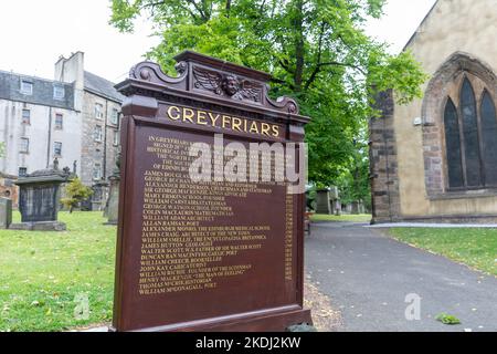 Greyfriars kirkyard in der Altstadt von Edinburgh, Informationsschild am Eingang zum Kirk, Schottland, Großbritannien, Sommer 2022 Stockfoto