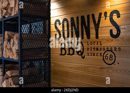 Das Innere des Sonny's BBQ Restaurants, einer in Florida ansässigen Grillkette, die im gesamten amerikanischen Südosten für ihr herzhaftes, aus Eichenholz geräuchertes Fleisch berühmt ist. (USA) Stockfoto