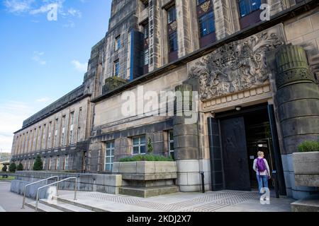 Edinburgh Stadtzentrum St Andrews House Gebäude, Sitz der schottischen Regierung, Modell veröffentlicht mittleren Alters Frau Besucher, Edinburgh, Schottland Stockfoto