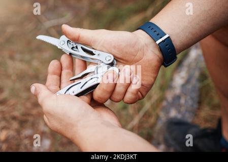 Hände, Mann oder Mehrzweckmesser in der Umgebung Camping Land, Nachhaltigkeit Wald Wälder oder Wandern Berge. Zoom, Wanderer oder schweizer Armee Klinge Stockfoto