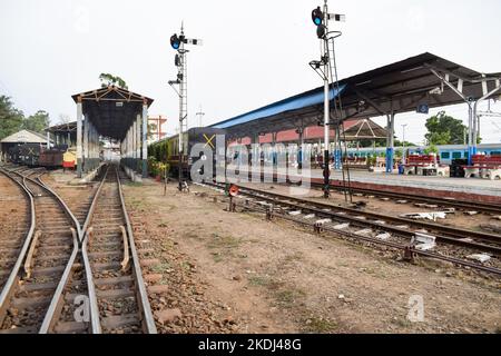 Blick auf die Toy Train Railway Tracks von der Mitte während des Tages in der Nähe von Kalka Bahnhof in Indien, Toy Train Track Ansicht, Indian Railway Kreuzung, He Stockfoto