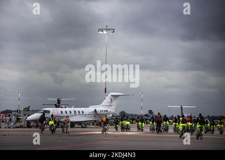 Aktivisten fahren am Steuer, während sie während der Klimademonstration die Privatjets am Flughafen Schiphol-East umkreisen. Mehr als 200 Extinction Rebellion und Greenpeace-Klimaaktivisten wurden am Samstagnachmittag auf dem Flughafen Schiphol-East gegen 07:15 Uhr verhaftet, berichtete Marechussee - Hollands Sicherheitspolizei, dass alle Aktivisten vom Ort entfernt wurden, die Aktivisten skalierten und durch den Parameterzaun schnitten. Laut einem Sprecher von Greenpeace versuchten mehr als 500 Demonstranten, den Start der Privatjets zu verhindern. Einige fuhren durch die Baustelle und beim Eintritt und positionierten sich darunter Stockfoto