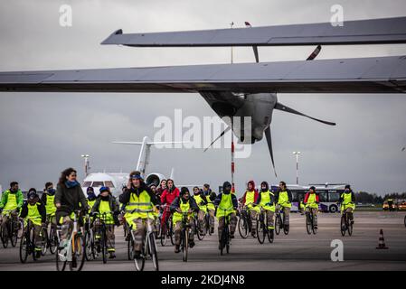 Aktivisten fahren am Steuer, während sie während der Klimademonstration die Privatjets am Flughafen Schiphol-East umkreisen. Mehr als 200 Extinction Rebellion und Greenpeace-Klimaaktivisten wurden am Samstagnachmittag auf dem Flughafen Schiphol-East gegen 07:15 Uhr verhaftet, berichtete Marechussee - Hollands Sicherheitspolizei, dass alle Aktivisten vom Ort entfernt wurden, die Aktivisten skalierten und durch den Parameterzaun schnitten. Laut einem Sprecher von Greenpeace versuchten mehr als 500 Demonstranten, den Start der Privatjets zu verhindern. Einige fuhren durch die Baustelle und beim Eintritt und positionierten sich darunter Stockfoto