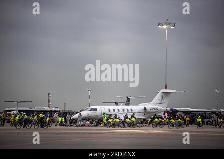 Aktivisten fahren am Steuer, während sie während der Klimademonstration die Privatjets am Flughafen Schiphol-East umkreisen. Mehr als 200 Extinction Rebellion und Greenpeace-Klimaaktivisten wurden am Samstagnachmittag auf dem Flughafen Schiphol-East gegen 07:15 Uhr verhaftet, berichtete Marechussee - Hollands Sicherheitspolizei, dass alle Aktivisten vom Ort entfernt wurden, die Aktivisten skalierten und durch den Parameterzaun schnitten. Laut einem Sprecher von Greenpeace versuchten mehr als 500 Demonstranten, den Start der Privatjets zu verhindern. Einige fuhren durch die Baustelle und beim Eintritt und positionierten sich darunter Stockfoto