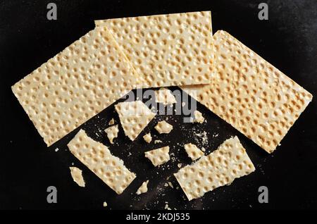 Roggencracker ganz und gebrochen auf schwarzem Trägertablett, Draufsicht Stockfoto
