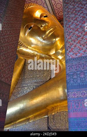 Wat Pho, im Bezirk Phra Nakhon gelegen, ist einer der ältesten Tempel Bangkoks. Es ist bekannt als die Heimat von Thailands größtem Reclining Buddha Stockfoto