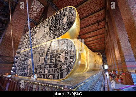 Wat Pho, im Bezirk Phra Nakhon gelegen, ist einer der ältesten Tempel Bangkoks. Es ist bekannt als die Heimat von Thailands größtem Reclining Buddha Stockfoto