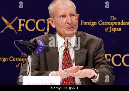 Tokio, Japan. 7.. November 2022. Dennis Cutler Blair, ehemaliger Kommandant des U.S. Pacific Command und Direktor des National Intelligence, spricht während einer Pressekonferenz im Foreign Correspondents' Club of Japan in Tokio. Admiral Dennis Cutler Blair teilte seine Meinung über Chinas wirtschaftliche und militärische Überlegenheit auf ein gefährliches Niveau. Er forderte Japan auf, mehr Maßnahmen zur Verteidigung der demokratischen Nachbarn in Asien zu ergreifen. (Bild: © Rodrigo Reyes Marin/ZUMA Press Wire) Bild: ZUMA Press, Inc./Alamy Live News Stockfoto