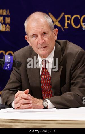 Tokio, Japan. 7.. November 2022. Dennis Cutler Blair, ehemaliger Kommandant des U.S. Pacific Command und Direktor des National Intelligence, spricht während einer Pressekonferenz im Foreign Correspondents' Club of Japan in Tokio. Admiral Dennis Cutler Blair teilte seine Meinung über Chinas wirtschaftliche und militärische Überlegenheit auf ein gefährliches Niveau. Er forderte Japan auf, mehr Maßnahmen zur Verteidigung der demokratischen Nachbarn in Asien zu ergreifen. (Bild: © Rodrigo Reyes Marin/ZUMA Press Wire) Bild: ZUMA Press, Inc./Alamy Live News Stockfoto