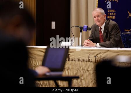 Tokio, Japan. 7.. November 2022. Dennis Cutler Blair, ehemaliger Kommandant des U.S. Pacific Command und Direktor des National Intelligence, spricht während einer Pressekonferenz im Foreign Correspondents' Club of Japan in Tokio. Admiral Dennis Cutler Blair teilte seine Meinung über Chinas wirtschaftliche und militärische Überlegenheit auf ein gefährliches Niveau. Er forderte Japan auf, mehr Maßnahmen zur Verteidigung der demokratischen Nachbarn in Asien zu ergreifen. (Bild: © Rodrigo Reyes Marin/ZUMA Press Wire) Bild: ZUMA Press, Inc./Alamy Live News Stockfoto