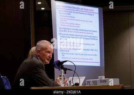 Tokio, Japan. 7.. November 2022. Dennis Cutler Blair, ehemaliger Kommandant des U.S. Pacific Command und Direktor des National Intelligence, spricht während einer Pressekonferenz im Foreign Correspondents' Club of Japan in Tokio. Admiral Dennis Cutler Blair teilte seine Meinung über Chinas wirtschaftliche und militärische Überlegenheit auf ein gefährliches Niveau. Er forderte Japan auf, mehr Maßnahmen zur Verteidigung der demokratischen Nachbarn in Asien zu ergreifen. (Bild: © Rodrigo Reyes Marin/ZUMA Press Wire) Bild: ZUMA Press, Inc./Alamy Live News Stockfoto