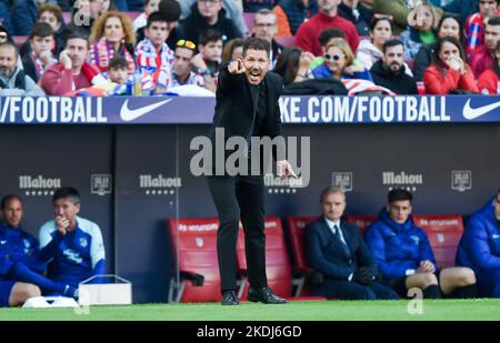 Madrid, Spanien. 6.. November 2022. Diego Simone, Cheftrainer von Atletico de Madrid, zeigt sich während eines spanischen Fußballspiels der La Liga zwischen Atletico de Madrid und der RCD Espanyol in Madrid, Spanien, am 6. November 2022. Kredit: Gustavo Valiente/Xinhua/Alamy Live Nachrichten Stockfoto