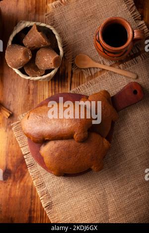 Cochinitos de Piloncillo. Auch Cochinitos, Cerditos oder Chichimbres genannt. Traditionelles mexikanisches süßes Brot mit Schweineform, in der Regel mit Topfcoff gegessen Stockfoto