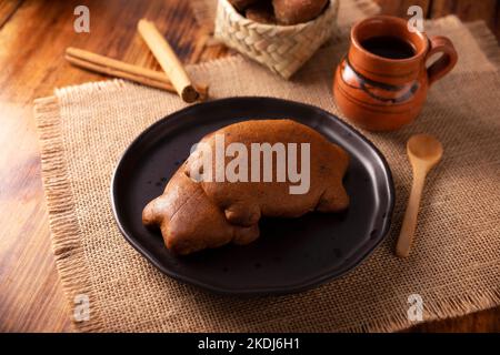 Cochinitos de Piloncillo. Auch Cochinitos, Cerditos oder Chichimbres genannt. Traditionelles mexikanisches süßes Brot mit Schweineform, in der Regel mit Topfcoff gegessen Stockfoto