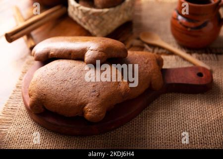 Cochinitos de Piloncillo. Auch Cochinitos, Cerditos oder Chichimbres genannt. Traditionelles mexikanisches süßes Brot mit Schweineform, in der Regel mit Topfcoff gegessen Stockfoto