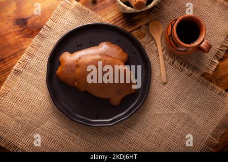 Cochinitos de Piloncillo. Auch Cochinitos, Cerditos oder Chichimbres genannt. Traditionelles mexikanisches süßes Brot mit Schweineform, in der Regel mit Topfcoff gegessen Stockfoto