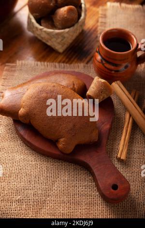 Cochinitos de Piloncillo. Auch Cochinitos, Cerditos oder Chichimbres genannt. Traditionelles mexikanisches süßes Brot mit Schweineform, in der Regel mit Topfcoff gegessen Stockfoto