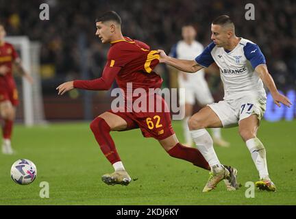 Rom, Italien. 6.. November 2022. Adam Marusic (R) von Latium steht mit Cristian Volpato von Roma während eines Fußballspiels der Serie A zwischen Roma und Latium in Rom, Italien, am 6. November 2022 gegenüber. Quelle: Augusto Casasoli/Xinhua/Alamy Live News Stockfoto
