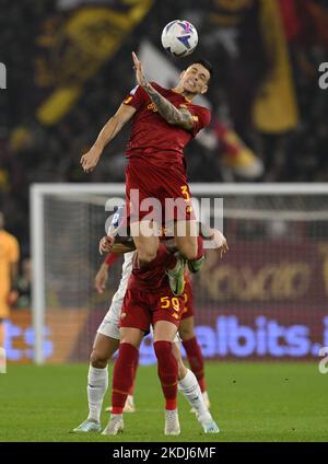 Rom, Italien. 6.. November 2022. Roger Ibanez (Top) von Roma führt den Ball während eines Fußballspiels der Serie A zwischen Roma und Latium in Rom, Italien, am 6. November 2022 an. Quelle: Augusto Casasoli/Xinhua/Alamy Live News Stockfoto
