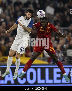 Rom, Italien. 6.. November 2022. Luis Alberto (L) von Latium spielt mit Mady Camaradades von Roma bei einem Fußballspiel der Serie A zwischen Roma und Latium in Rom, Italien, am 6. November 2022. Quelle: Augusto Casasoli/Xinhua/Alamy Live News Stockfoto
