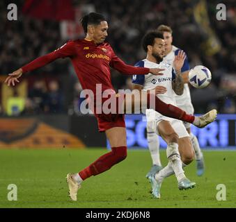 Rom, Italien. 6.. November 2022. Der Lazio-Fußballspieler, Herr Roy, hat sich am 6. November 2022 mit dem Roma-Fußballspieler Chris Smalling während eines Fußballspiels der Serie A zwischen Roma und Latium in Rom, Italien, verspielt. Quelle: Augusto Casasoli/Xinhua/Alamy Live News Stockfoto